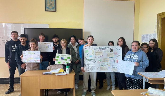 Elevi și profesori ai Liceului „Timotei Cipariu” Dumbrăveni sărbătoresc Ziua Economiei în sala de clasă.