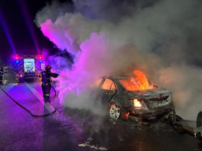 Autoturism cuprins de flăcări pe autostrada A1, noaptea. Remorca a fost salvată de pompieri.