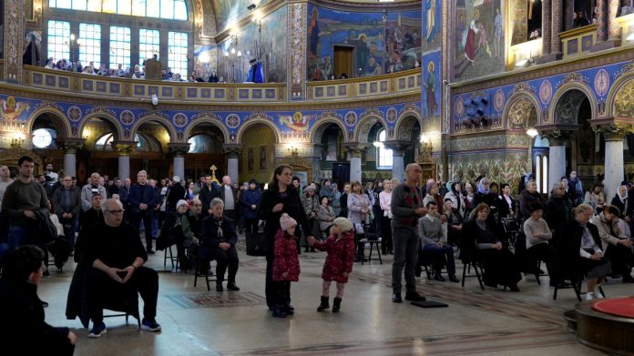 Slujirea liturghiei la sărbătoarea Intrării în biserică a Maicii Domnului, Catedrala Mitropolitană Sibiu.