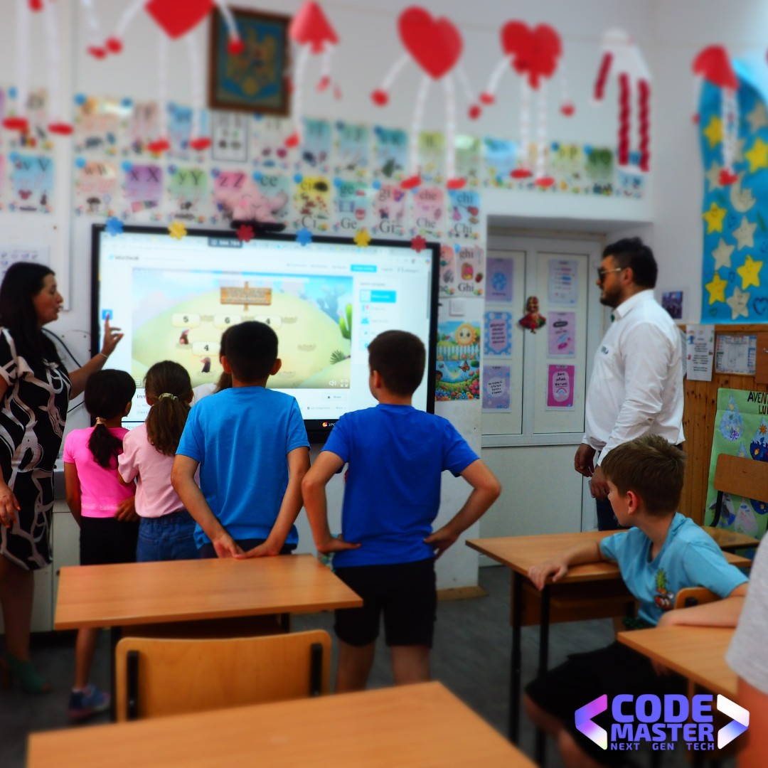 Profesor arată pe o tablă digitală modul în care tehnologia schimbă școala din Boița.