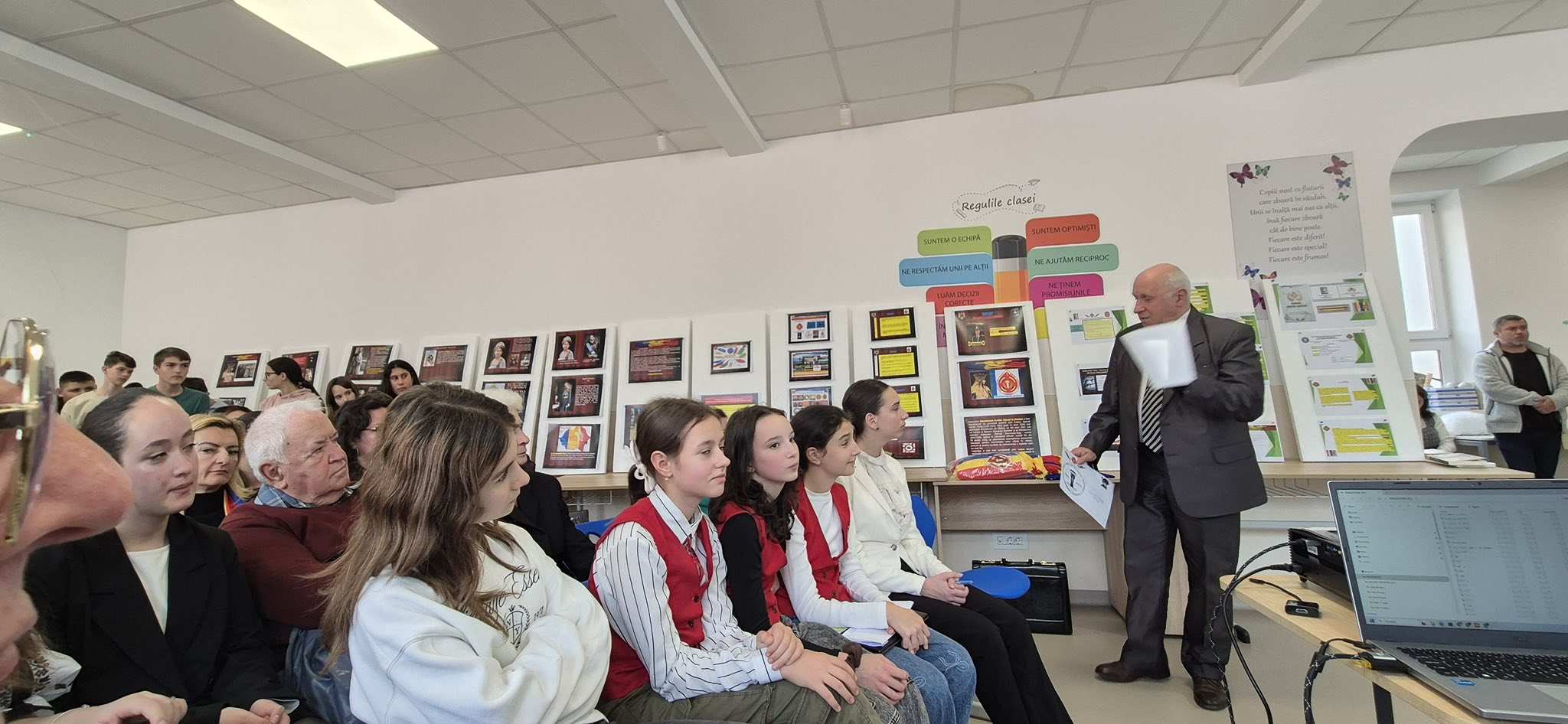 Elevi din Mărginimea Sibiului la ceremonie de comemorare a eroilor neamului în aer liber