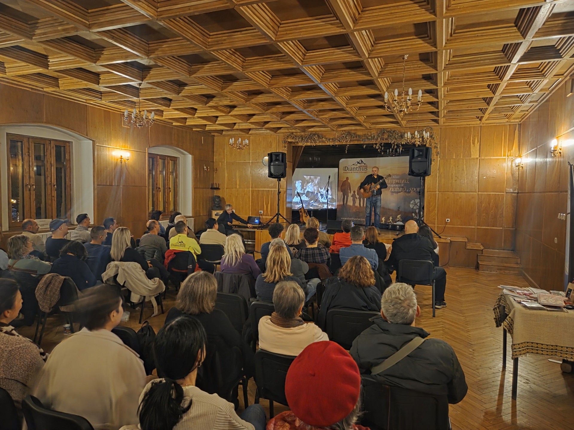 Solist vocal interpretând un cântec pe scena concertului pentru Asociația Dianthus.