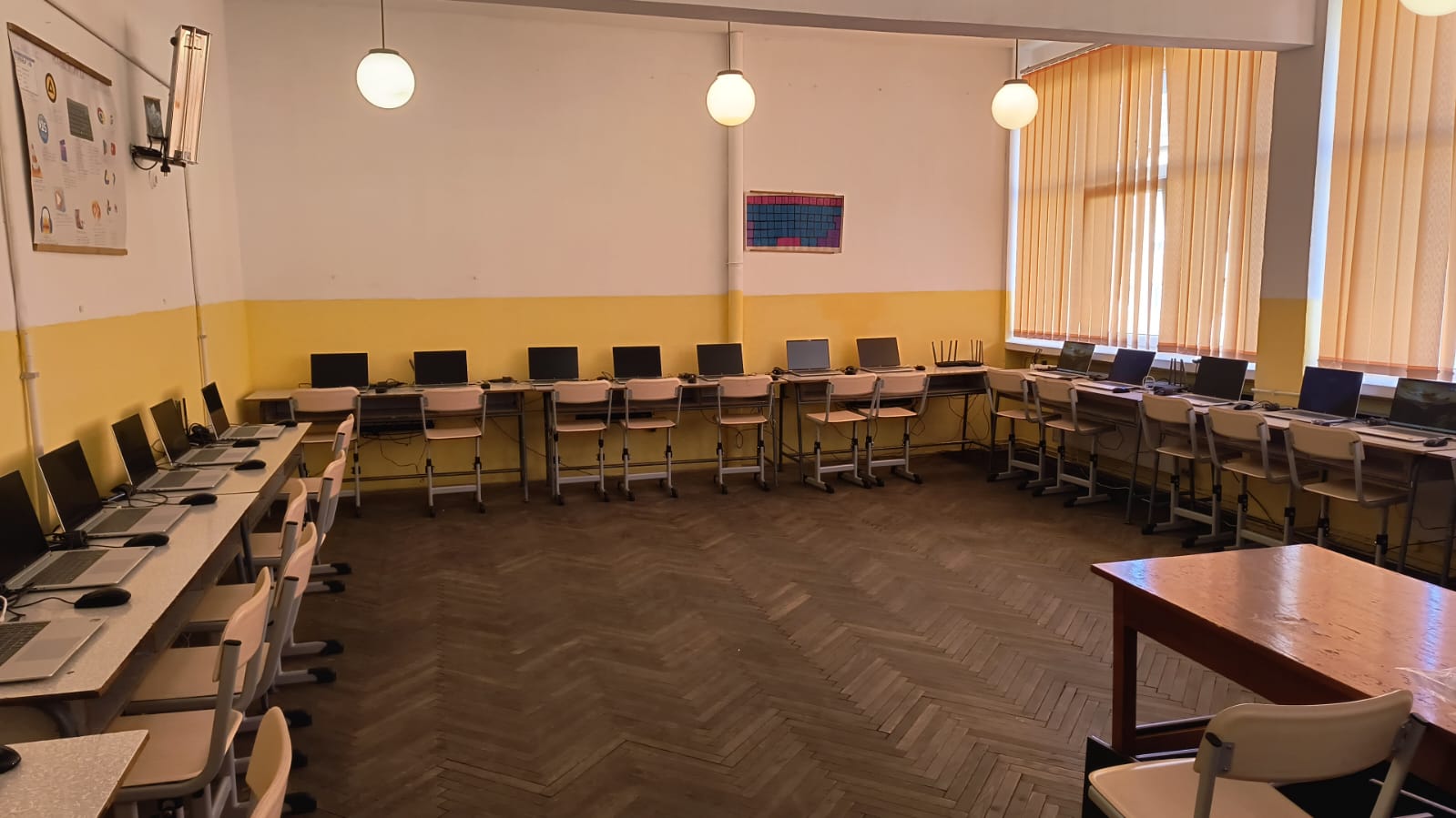 Set de tablete și laptopuri noi pentru elevii din instituțiile de învățământ medieșene