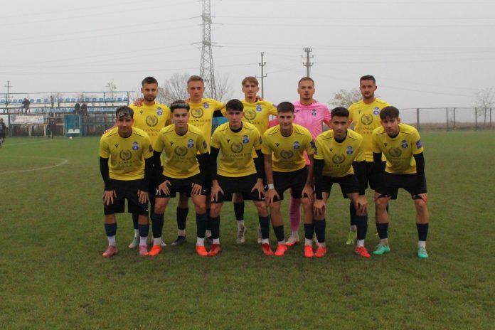Echipa Inter Sibiu în acțiune la un meci nocturn de Liga a treia
