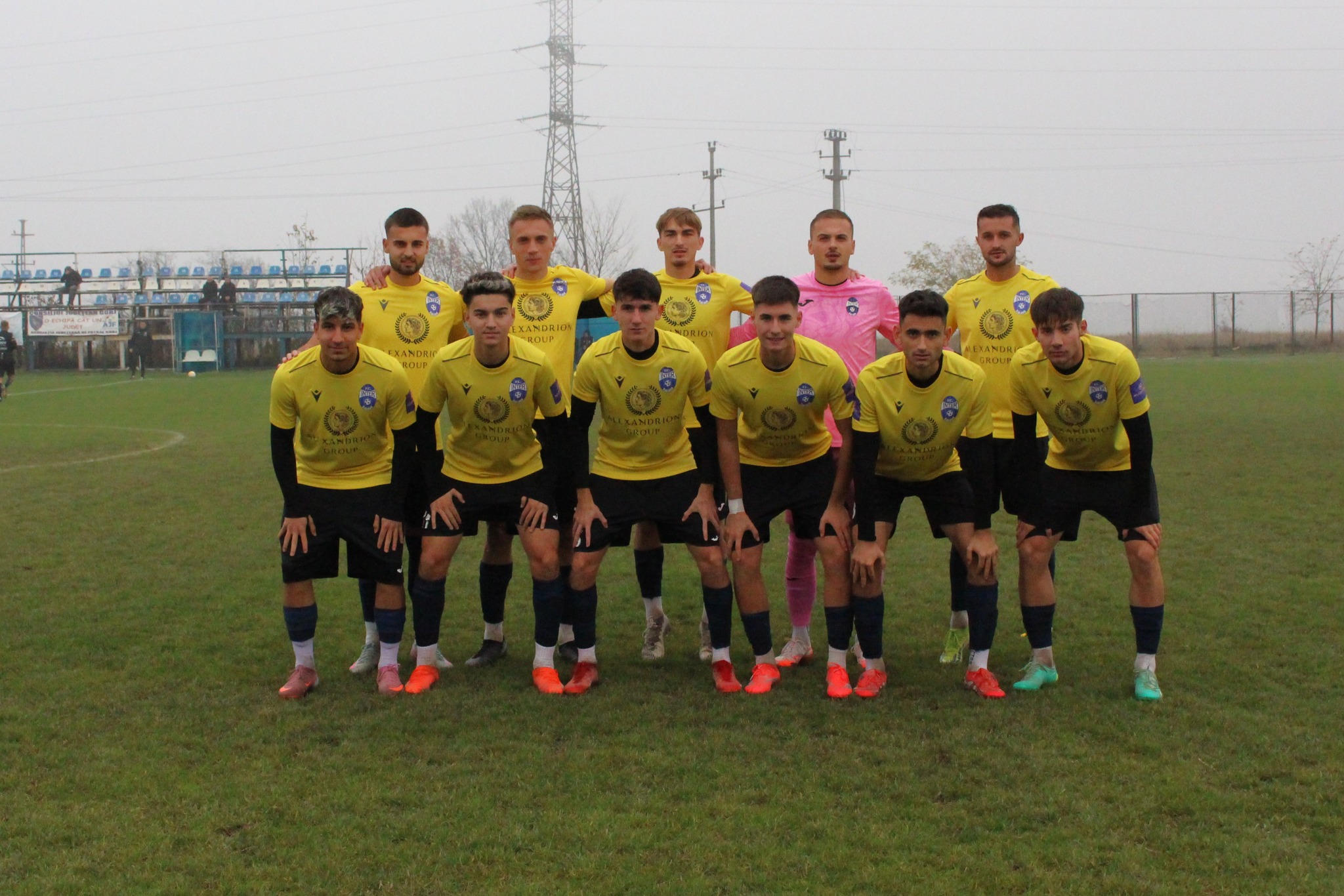 Echipa Inter Sibiu în acțiune la un meci nocturn de Liga a treia