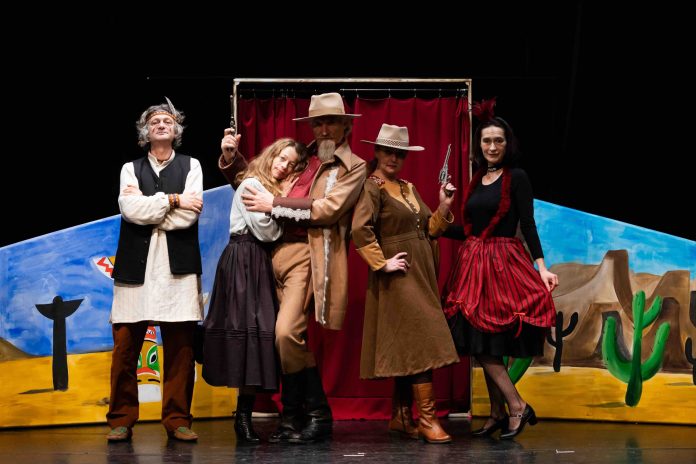 Copii în costume western la spectacolul german pentru copii Gong, inspirați de Circul lui Buffalo Bill.