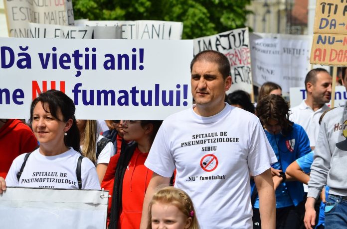 Medic specialist oferind consultație pentru renunțarea la fumat și sănătate respiratorie