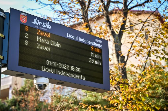 Afișaj digital Tursib de nouă generație montat pe un stâlp în stația de autobuz
