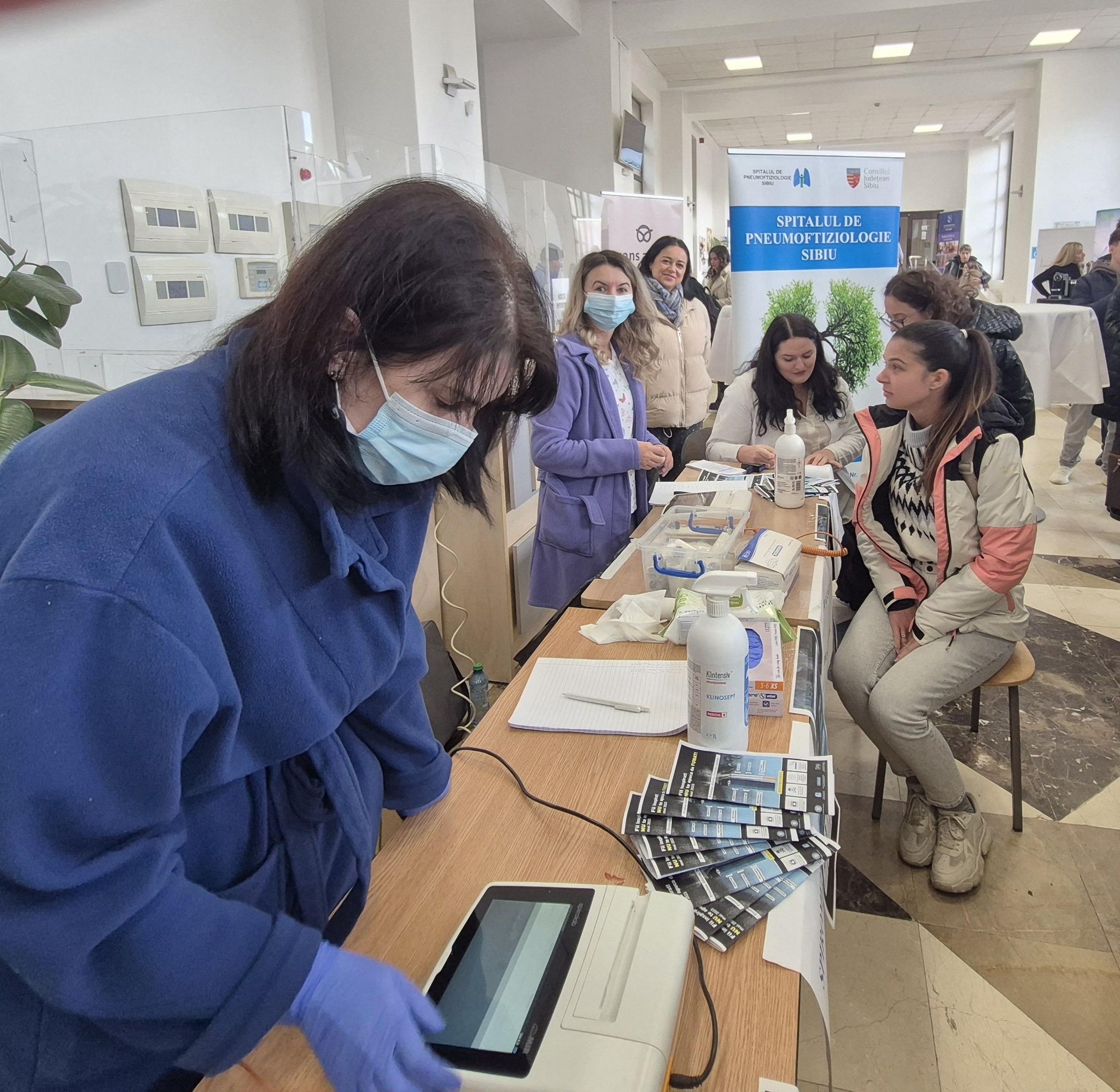 Specialist în pneumologie supraveghează un test de sănătate pulmonară la evenimentul de prevenție BPOC Sibiu