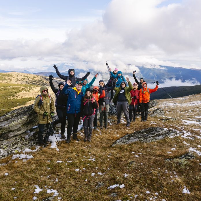 Drumeți pe traseul abrupt spre vârful Negovanu Mare, cu echipament de hiking