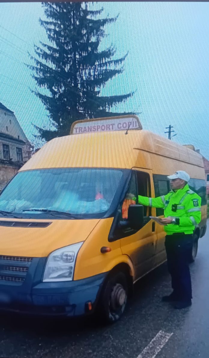 Microbuz galben pentru transport școlar în timpul unor controale rutiere