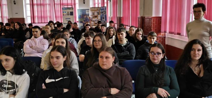 Elevi și profesori la o activitate educativă pentru prevenirea abuzurilor asupra copiilor
