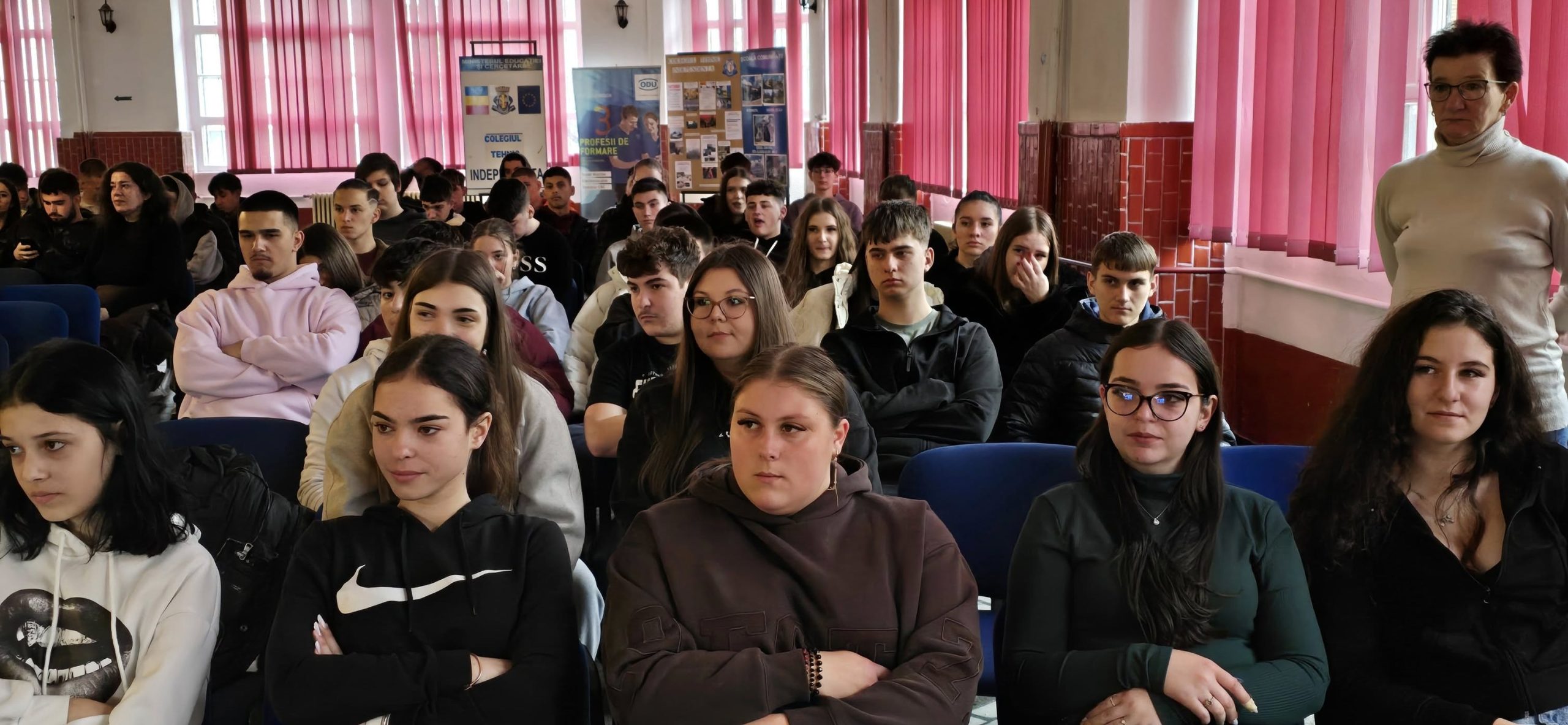 Elevi și profesori la o activitate educativă pentru prevenirea abuzurilor asupra copiilor