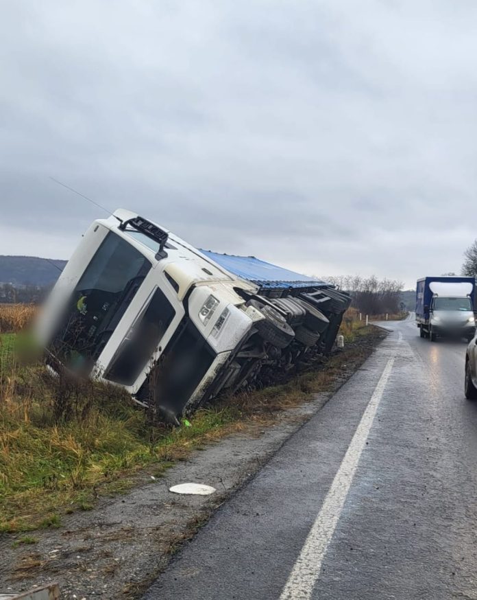 Accident rutier cu un TIR răsturnat pe carosabilul DN 14 în apropiere de Slimnic.