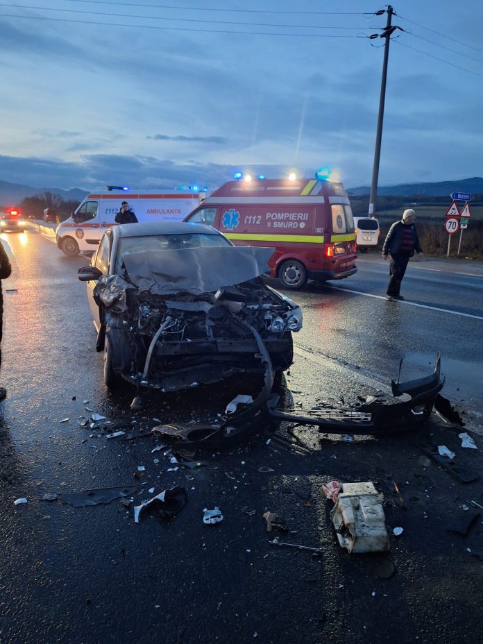 Polițiști și salvatori coordonează traficul și intervenția la locul accidentului de microbuz din Veștem.