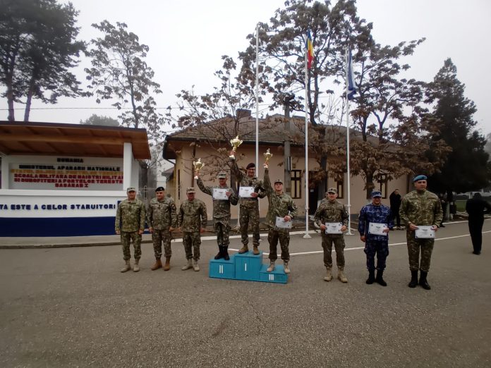 Echipa de judo a Școlii Militare Pitești poză de grup cu trofeele câștigate
