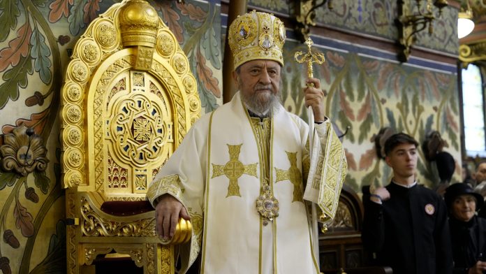 IPS Laurențiu, Mitropolitul Ardealului, ținând un discurs solemn în fața altarului Catedralei Mitropolitane Sibiu