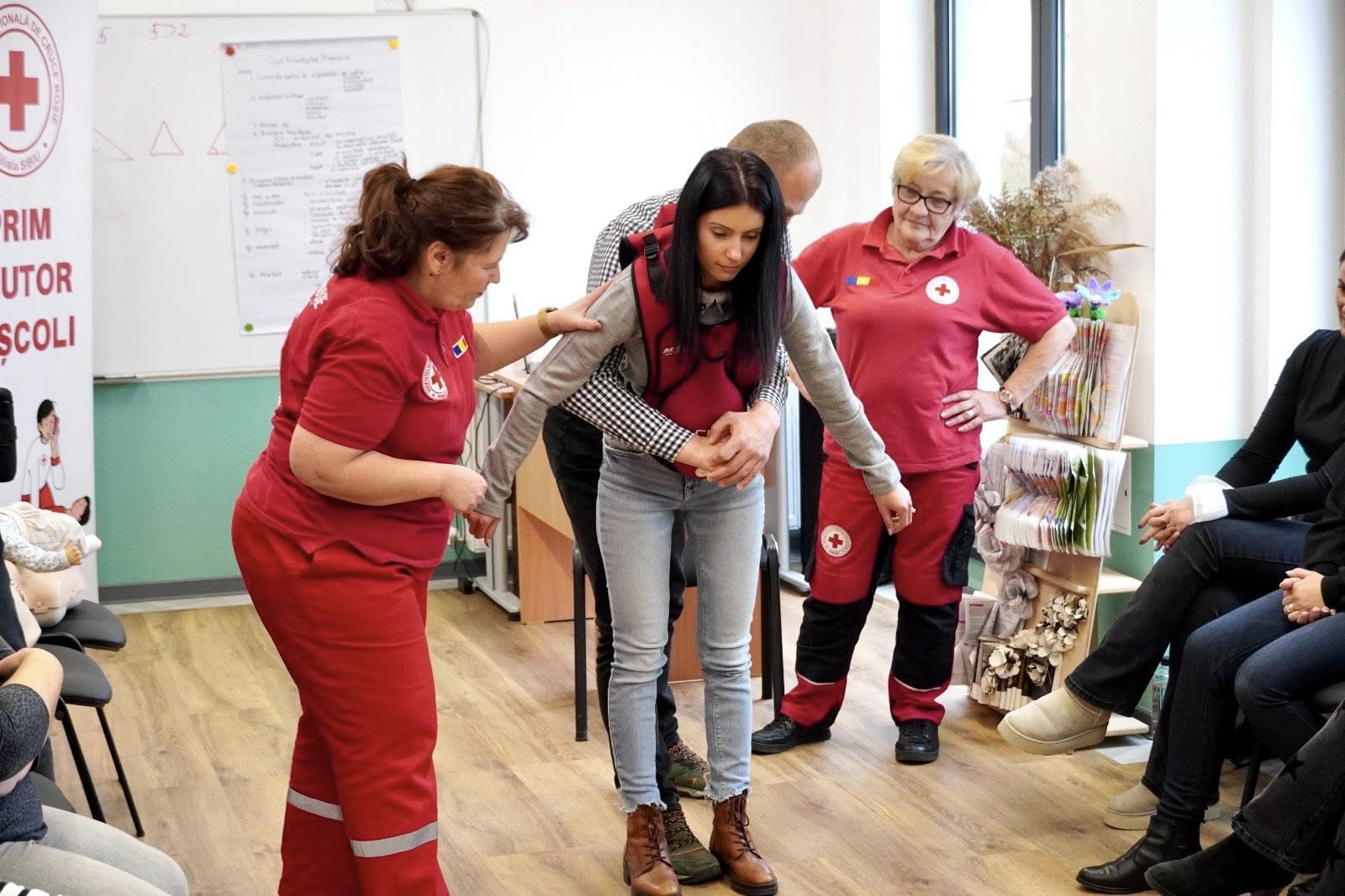 Cadre didactice și angajați instruiți în primul ajutor de către Consiliul Județean Sibiu, la un seminar de formare.