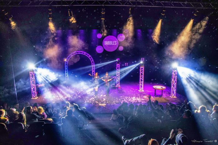 Publicul uimit la Sibiu Magic Show, cu artista creând bule de săpun uriașe pe scenă.