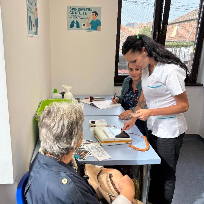 Student la Universitatea Lucian Blaga efectuează o spirometrie gratuită în cadrul campaniei Alegeri Greșite