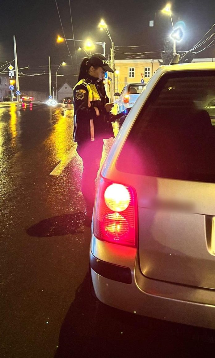 Razie polițienească cu multiple vehicule oprite pentru control rutier și verificare permise