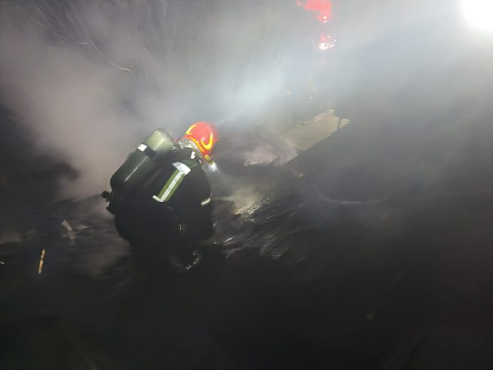 Incendiu devastator la o casă din Avrig, cu flăcări și fum negru vizibil.