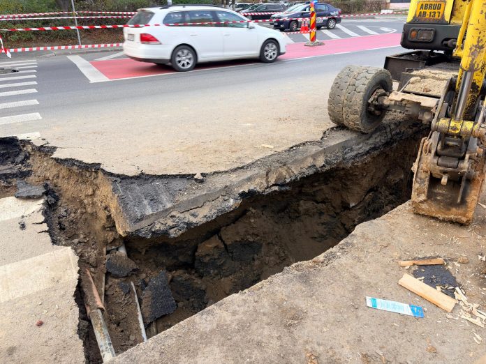 Șanț sapă colapsat care a cauzat blocaj de trafic pe strada Rahovei