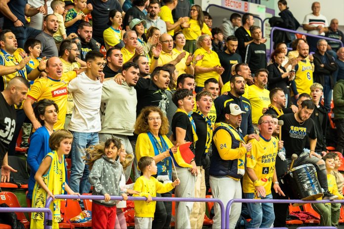 Jucătorii CSU Sibiu în acțiune în timpul celei de-a treia victorii consecutive.