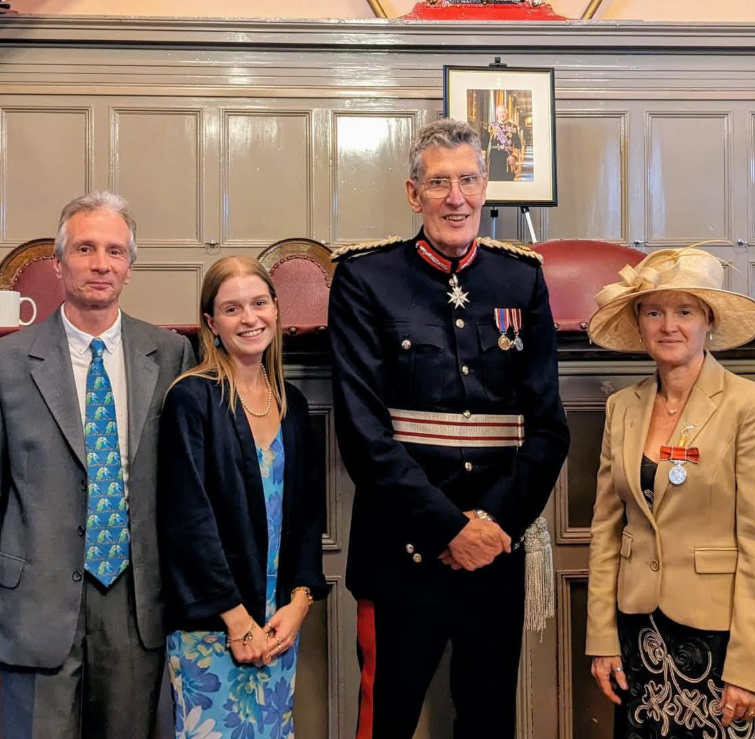 Screenshot 2025-11-15 153548 Screenshot care arată detaliile oficiale ale decernării Medaliei Imperiului Britanic pentru activitatea dedicată copiilor cu dizabilități.