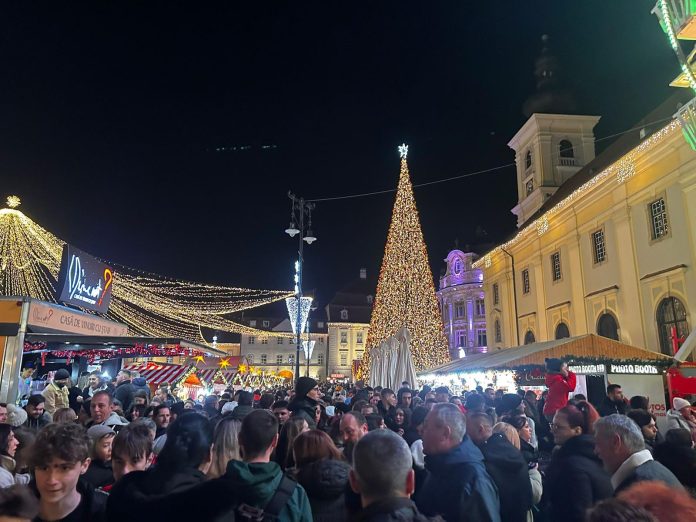 Artiști locali la lucru sau expunând obiecte de ceramică și lemn la Târgul de Crăciun din Sibiu.