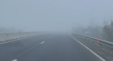 Screenshot 2025-11-15 091154 Screenshot cu avertizare pentru ceață densă pe Autostrada A1, vizibilitate redusă la volan.