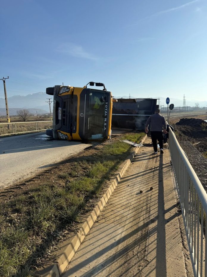 Autobasculantă răsturnată pe partea carosabilului, cu remorcă detașată, între Mârșa și Avrig