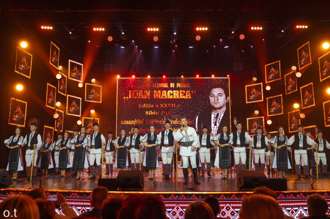 580794533_1346459287275875_5320443718101015362_n Dans tradițional românesc la Festivalul Național de Folclor Ioan Macrea din Sibiu, cu dansatori în costume populare