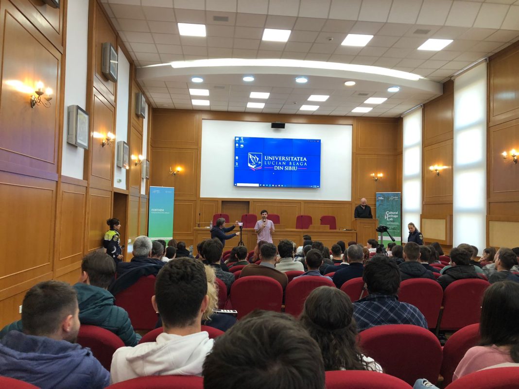 67c2d8fa-b7aa-42d0-bbbc-e1c645bda0ac Publicul tânăr la evenimentul Alegeri greșite, cu participanți atenți la mesajul campaniei