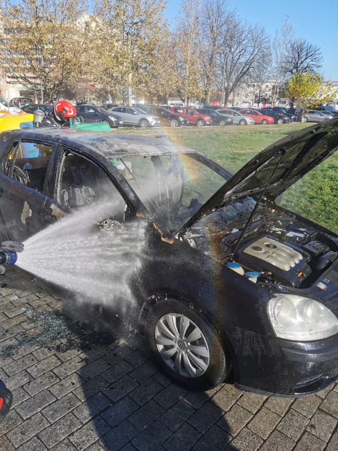 O mașină arsă pe strada Blănarilor după incendiu, cu caroseria carbonizată și interiorul distrus.