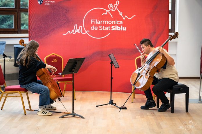 Violoncelistul Ștefan Cazacu la masterclass-ul Brave New Music din Sibiu, înconjurat de tineri muzicieni atenți.