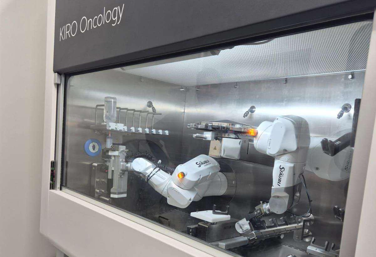 Robot pentru soluții citostatice, unul dintre cele mai performante din țară, recepționat la Sibiu pentru tratamente oncologice.