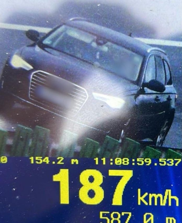 Echipaj de poliție rutieră verifică un autovehicul pe banda de urgență a Autostrăzii A1