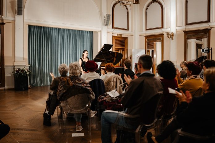 Artisti maghiari în costume tradiționale pe scena Festivalului Ars HUNGARICA din Sibiul