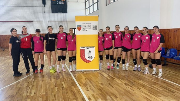 Tineri sportivi sibieni din atletism pregătiți pentru startul unei curse pe pistă