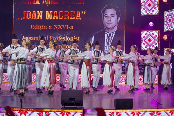 Publicul entuziast la Festivalul Ioan Macrea, aplaudând spectacolul de pe scena principală