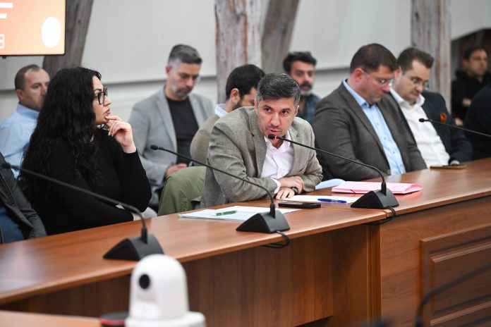 Persoane discutând planuri de modernizare centru Sibiu într-o ședință publică