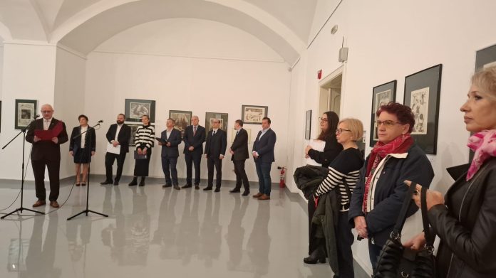 Participanți la Ars Hungarica 2025 admirând expoziția de artă la Sibiu, dialog cultural româno-maghiar