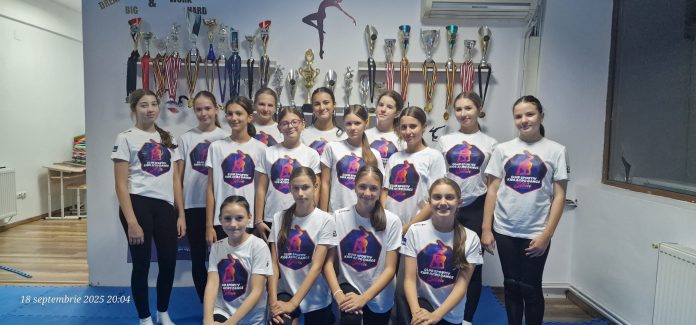 Membrii Clubului Sportiv KIDS ACRO DANCE sărbătorind o performanță la sportivele din Italia.