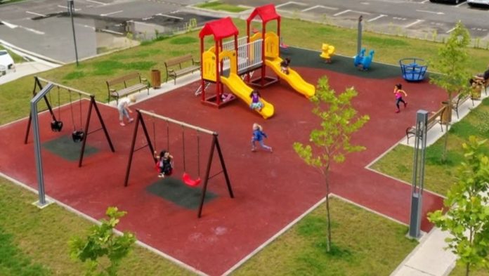 Copii fericiți joacă în noul parc de joacă din curtea grădiniței din Sebeșu de Jos.