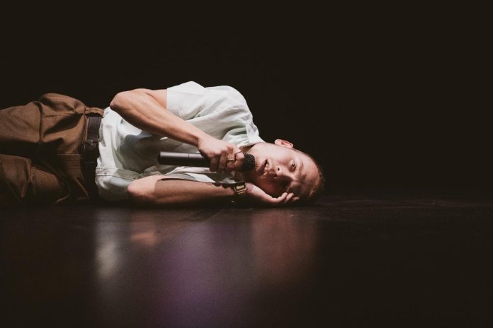O scenă intensă din producția teatrală Ochii mamei, Teatrul Gong