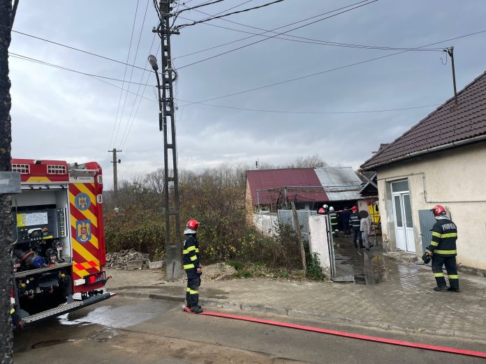 Incendiu devastator la Veștem, cu flăcări și fum dens vizibil pe cerul nopții