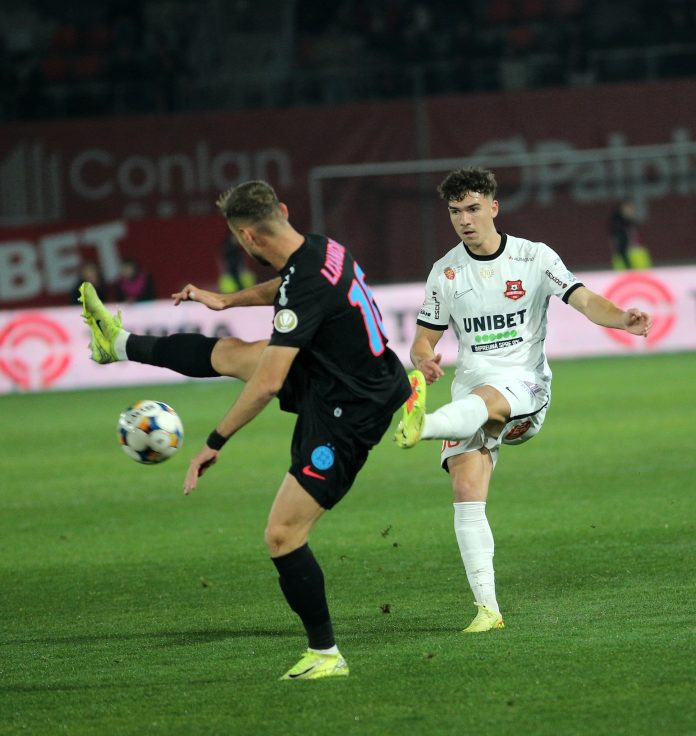 Hermes, fotbalistul FCSB, în acțiune de dribling cu mingea