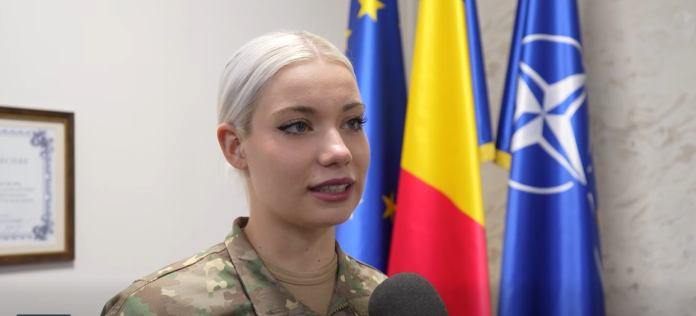 Mădălina Rafa, cadet la Academia Forțelor Terestre, în timpul unei exerciții militare practice