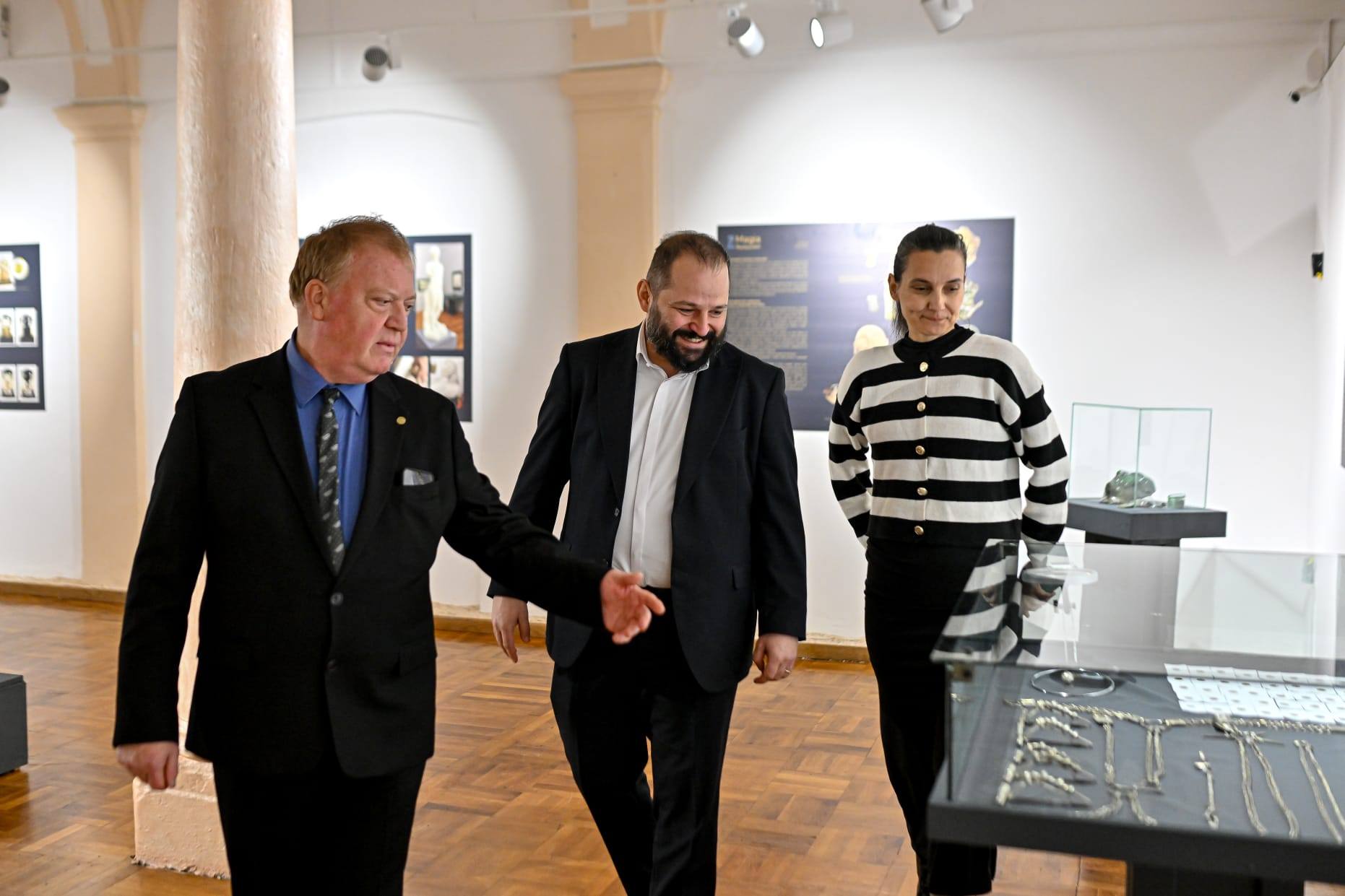 Secretarul de Stat Koppány Bulcsú Ötvös la Muzeul Național Brukenthal, în timpul expoziției graficienilor maghiari
